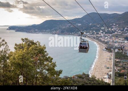 Vista ad alto angolo della funivia di Alanya e della spiaggia di Cleopatra sullo sfondo ad Alanya, Antalya, Turchia, il 3 aprile 2021. Foto Stock