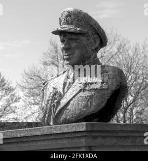 Busto dell'ex ammiraglio della flotta John David Elliott Fieldhouse Baron Fieldhouse di Gosport a Falklands Gardens, Gosport, Hampshire, Inghilterra, Regno Unito. Foto Stock