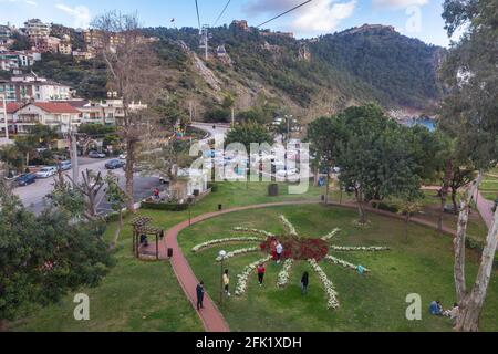 Vista della funivia Alanya e delle persone in un parco vicino alla spiaggia di Cleopatra ad Alanya, Antalya, Turchia il 3 aprile 2021. Foto Stock