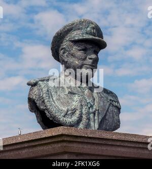 Busto dell'ex ammiraglio della flotta John David Elliott Fieldhouse Baron Fieldhouse di Gosport a Falklands Gardens, Gosport, Hampshire, Inghilterra, Regno Unito. Foto Stock
