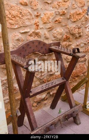 Dettaglio di una sedia di tortura utilizzata dall'inquisizione spagnola Durante il Medioevo che è esposto in un locale giusto Foto Stock