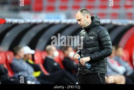 Norimberga, Germania. 27 Apr 2021. Calcio: 2 Bundesliga, 1. FC Nürnberg - Holstein Kiel, Matchday 29 al Max-Morlock-Stadion. Ole Werner, allenatore di Kiel ai margini. NOTA IMPORTANTE: In conformità con le norme del DFL Deutsche Fußball Liga e del DFB Deutscher Fußball-Bund, è vietato utilizzare o utilizzare fotografie scattate nello stadio e/o della partita sotto forma di sequenze di immagini e/o serie di foto simili a video. Credit: Daniel Karmann/dpa/Alamy Live News Foto Stock
