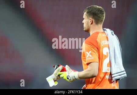 Norimberga, Germania. 27 Apr 2021. Calcio: 2. Bundesliga, 1. FC Nürnberg - Holstein Kiel, 29. giornata al Max-Morlock-Stadion. Christian Mathenia, portiere di Norimberga, lascia il campo dopo la fine della partita. NOTA IMPORTANTE: In conformità con le norme del DFL Deutsche Fußball Liga e del DFB Deutscher Fußball-Bund, è vietato utilizzare o utilizzare fotografie scattate nello stadio e/o della partita sotto forma di sequenze di immagini e/o serie di foto simili a video. Credit: Daniel Karmann/dpa/Alamy Live News Foto Stock
