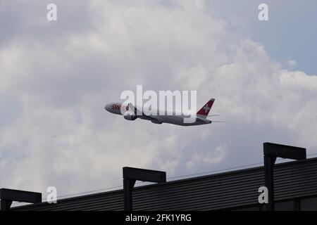 Aereo della compagnia svizzera in partenza dall'aeroporto di Zurigo verso l'alto. Sullo sfondo c'è il cielo sovrastato. Foto Stock