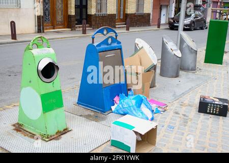 Contenitori nascosti sotto il terreno dove separare i tipi di spazzatura in una città Foto Stock