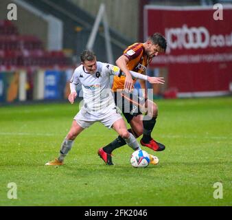 BRADFORD, REGNO UNITO. 27 APRILE, Robbie Gotts di Salford City combatte per possesso durante la partita Sky Bet League 2 tra Bradford City e Salford City all'Utilita Energy Stadium di Bradford martedì 27 aprile 2021. (Credit: Michael driver | MI News) Credit: MI News & Sport /Alamy Live News Foto Stock