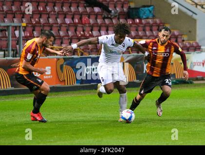 BRADFORD, REGNO UNITO. 27 APRILE Brandon Thomas-Asante di Salford City affronta i difensori di Bradford durante la partita Sky Bet League 2 tra Bradford City e Salford City all'Utilita Energy Stadium di Bradford martedì 27 aprile 2021. (Credit: Michael driver | MI News) Credit: MI News & Sport /Alamy Live News Foto Stock