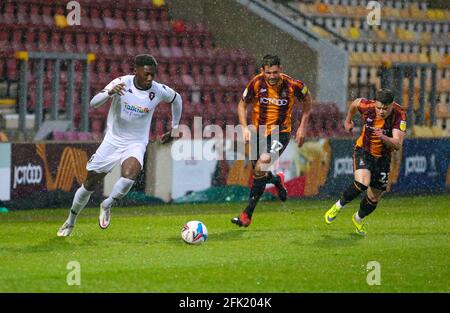 BRADFORD, REGNO UNITO. 27 APRILE, il di'Shon Bernard di Salford City affronta Gareth Evans di Bradford City e Connor Wood di Bradford City durante la partita Sky Bet League 2 tra Bradford City e Salford City all'Utilita Energy Stadium di Bradford martedì 27 aprile 2021. (Credit: Michael driver | MI News) Credit: MI News & Sport /Alamy Live News Foto Stock