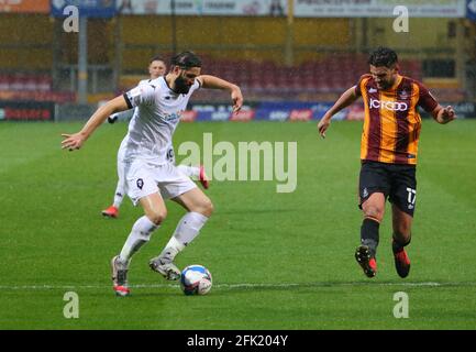 BRADFORD, REGNO UNITO. 27 APRILE, Jordan Turnbull di Salford City affronta il Gareth Evans di Bradford City durante la partita Sky Bet League 2 tra Bradford City e Salford City all'Utilita Energy Stadium di Bradford martedì 27 aprile 2021. (Credit: Michael driver | MI News) Credit: MI News & Sport /Alamy Live News Foto Stock