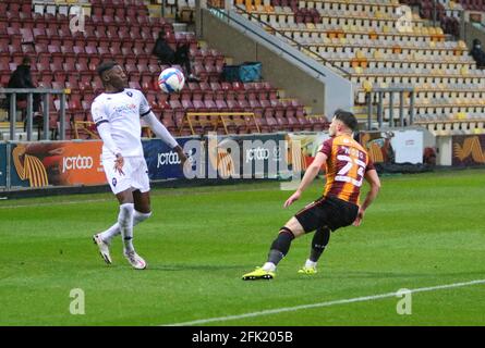 BRADFORD, REGNO UNITO. IL 27 APRILE, il di'Shon Bernard di Salford City controlla la palla contro il Connor Wood di Bradford City durante la partita Sky Bet League 2 tra Bradford City e Salford City all'Utilita Energy Stadium di Bradford martedì 27 aprile 2021. (Credit: Michael driver | MI News) Credit: MI News & Sport /Alamy Live News Foto Stock