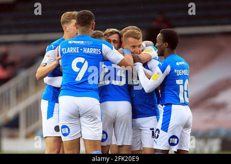 Joe Ward di Peterborough United (c) festeggia con i compagni di squadra dopo aver segnato il suo primo goal squadra. EFL Skybet Football League One match, Peterborough Utd contro Doncaster Rovers al Weston Homes Stadium di Peterborough, Cambridgeshire, martedì 27 aprile 2021. Questa immagine può essere utilizzata solo per scopi editoriali. Solo per uso editoriale, è richiesta una licenza per uso commerciale. Nessun uso in scommesse, giochi o un singolo club/campionato/giocatore publications.pic di Steffan Bowen/Andrew Orchard sports photography/Alamy Live News Foto Stock