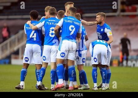 Joe Ward di Peterborough United (nascosto) festeggia con i compagni di squadra dopo aver segnato il suo primo goal.EFL Skybet Football League One match, Peterborough Utd contro Doncaster Rovers al Weston Homes Stadium di Peterborough, Cambridgeshire martedì 27 aprile 2021. Questa immagine può essere utilizzata solo per scopi editoriali. Solo per uso editoriale, è richiesta una licenza per uso commerciale. Nessun uso in scommesse, giochi o un singolo club/campionato/giocatore publications.pic di Steffan Bowen/Andrew Orchard sports photography/Alamy Live News Foto Stock