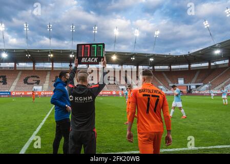 LUBIN, POLONIA - 24 APRILE 2021: Partita di calcio polacco PKO Ekstraklasa tra KGHM Zaglebie Lubin vs Piast Gliwice 2:2. Il team manager dà il segnale a s. Foto Stock