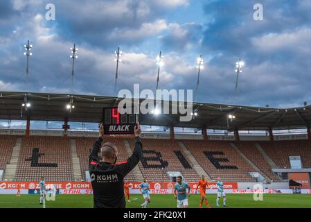 LUBIN, POLONIA - 24 APRILE 2021: Partita di calcio polacco PKO Ekstraklasa tra KGHM Zaglebie Lubin vs Piast Gliwice 2:2. Il team manager mostra ulteriori informazioni Foto Stock