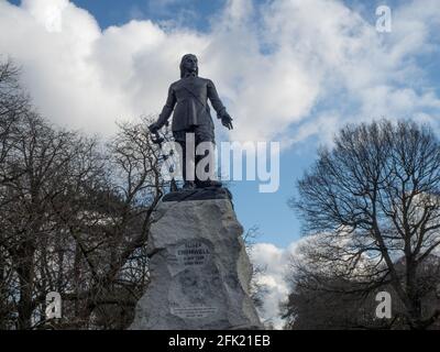 Una statua di bronzo di grado II di Oliver Cromwell situato Nel parco di Wythenshawe, Manchester del sud Foto Stock