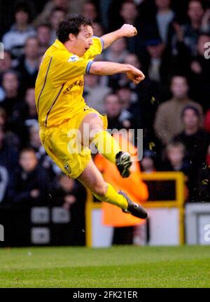 FULHAM V LEEDS 2/12/2001 ROBBIE FOWLER R PICTURE DAVID ASHDOWN.FOOTBALL Foto Stock