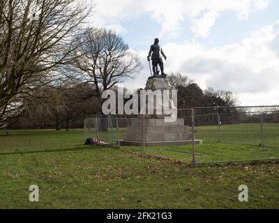 Una statua di bronzo di grado II di Oliver Cromwell situato Nel parco di Wythenshawe, Manchester del sud Foto Stock