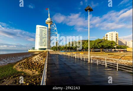 Torre Vasco da Gama nel Parco delle nazioni. Torre Vasco da Gama costruito per l'Expo '98 (Lisbona 1998 World Exposition) a Lisbona, Portogallo. Foto Stock