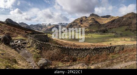 Vista panoramica su Great Langdale dalla Cumbria Way che guarda attraverso i Langdale Pikes, Side Pike, Pike o'Blisco, Crinkle Crags e Bow Fell Foto Stock