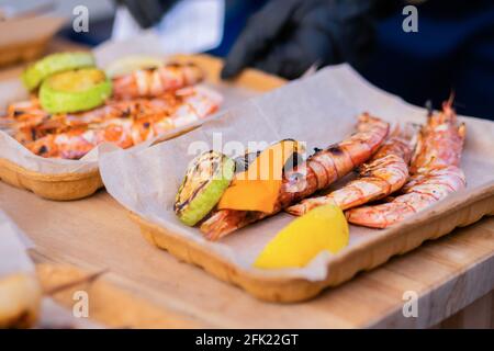 Gamberi rossi di langoutine cotti freschi, gamberi in scatole di carta - cibo di strada Foto Stock