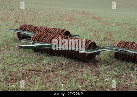 Primo piano di parti e dettagli dell'erpice a disco agricolo sul campo Foto Stock