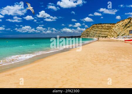 Praia de Porto de Mos con i gabbiani sorvolano la spiaggia, Lagos, Portogallo. Praia do Porto de Mos, lunga spiaggia di Lagos, regione di Algarve, Portogallo. Foto Stock