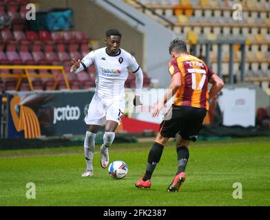 BRADFORD, REGNO UNITO. 27 APRILE, il di'Shon Bernard di Salford City affronta il Gareth Evans di Bradford City durante la partita Sky Bet League 2 tra Bradford City e Salford City all'Utilita Energy Stadium di Bradford martedì 27 aprile 2021. (Credit: Michael driver | MI News) Credit: MI News & Sport /Alamy Live News Foto Stock