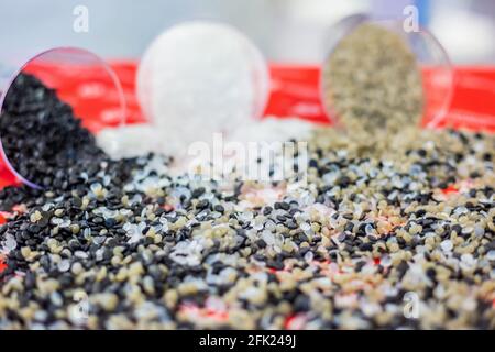 Riciclaggio della plastica - cumulo di granuli secondari - primo piano Foto Stock