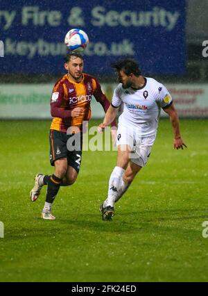 BRADFORD, REGNO UNITO. IL 27 APRILE Jason Lowe di Salford City vince una testata contro il Callum Cooke di Bradford City durante la partita Sky Bet League 2 tra Bradford City e Salford City all'Utilita Energy Stadium di Bradford martedì 27 aprile 2021. (Credit: Michael driver | MI News) Credit: MI News & Sport /Alamy Live News Foto Stock