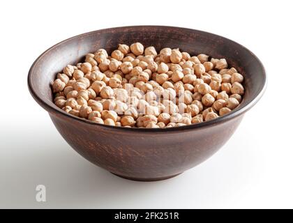 Ceci non cotti in ciotola di ceramica isolata su sfondo bianco con tracciato di ritaglio Foto Stock