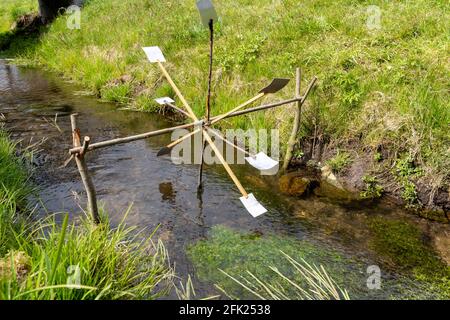 Piccola ruota d'acqua fatta da bambini Foto Stock