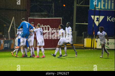 BRADFORD, REGNO UNITO. IL 27 APRILE i giocatori di Salford City celebrano il gol vincente di Ian Henderson durante la partita Sky Bet League 2 tra Bradford City e Salford City all'Utilita Energy Stadium di Bradford martedì 27 aprile 2021. (Credit: Michael driver | MI News) Credit: MI News & Sport /Alamy Live News Foto Stock