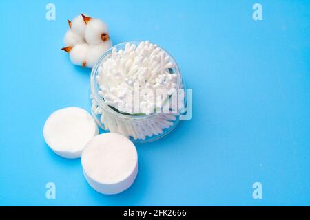Set di bastoncini di cotone su carta blu Foto Stock