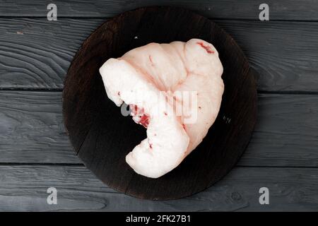 Grasso crudo di coda di agnello su tavola di legno Foto Stock