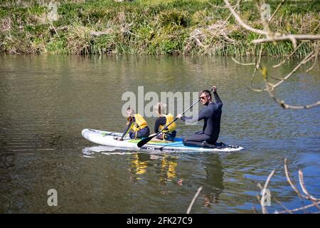 Padre e due bambini sul paddle board sul fiume Avon a Bardford su Avon, Wiltshire, Regno Unito, il 25 aprile 2021 Foto Stock