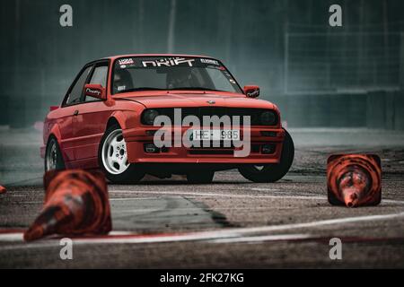 24-04-2021 BMW e contrassegni pneumatici sull'asfalto. La vettura si è fermata. Deriva. Burnout. Foto editoriale. Foto Stock