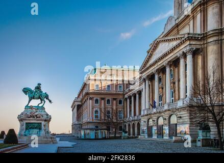 Budapest, Ungheria, marzo 2020, vista del Castello di Buda e la statua del Principe Eugenio di Savoia Foto Stock