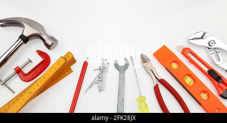 Assortimento di strumenti su sfondo semplice Foto Stock
