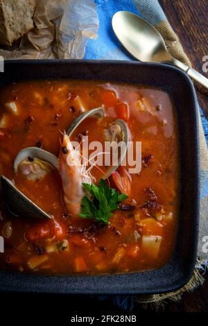 Zuppa fresca di zuppa di zuppa di zuppa di zuppa di vongole di Manhattan con gamberi interi Foto Stock