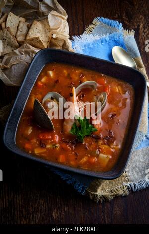Zuppa fresca di zuppa di zuppa di zuppa di zuppa di vongole di Manhattan con gamberi interi Foto Stock