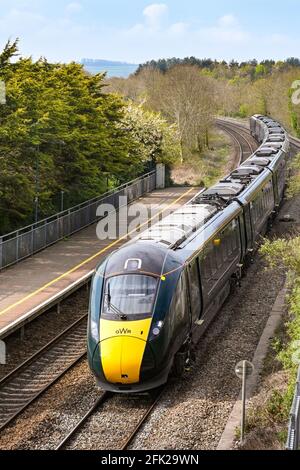 Pencoed, vicino a Bridgend, Galles - Aprile 2021: Treno ad alta velocità che passa dalla stazione ferroviaria nel villaggio di Pencoed. Foto Stock