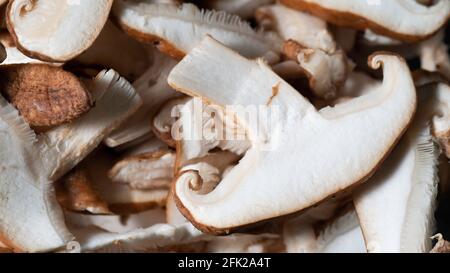 vista dall'alto dei funghi shitake tagliati a fette Foto Stock