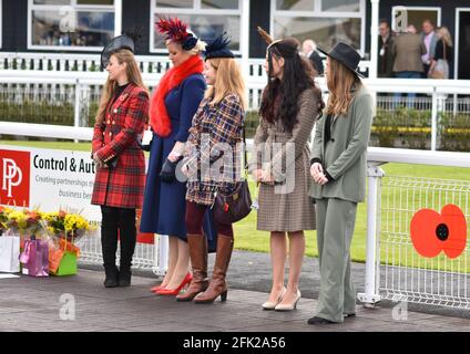 Uttoxeter Races, National Hunt Racing Meeting, Winter Ladies Day Foto Stock