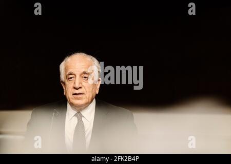 Washington, 27 aprile 2021, Washington, DC. 27 Apr 2021. WASHINGTON, DC - 27 APRILE 2021: Zalmad Khalilzad, rappresentante speciale per la riconciliazione in Afghanistan presso il Dipartimento di Stato, testimonia in un'audizione del Comitato per le relazioni esterne del Senato sulla politica americana in Afghanistan su Capitol Hill a Washington, DC, il 27 aprile 2021. Credito: T.J. Kirkpatrick/Pool via CNP | Usage worldwide Credit: dpa/Alamy Live News Foto Stock