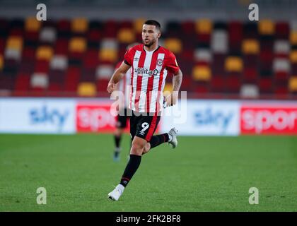 Brentford Community Stadium, Londra, Regno Unito. 27 Apr 2021. Campionato di calcio della Lega inglese, Brentford FC contro Rotherham United; Emiliano Marcondes di Brentford Credit: Action Plus Sports/Alamy Live News Foto Stock