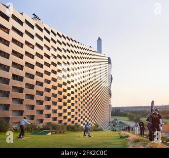 Pista da sci verde giustapposta alla facciata esterna. Centrale elettrica di CoppenHill, Copenhagen, Danimarca. Architetto: BIG Bjarke Ingels Group, 2019. Foto Stock