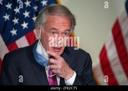 Washington, DC, martedì, aprile, 27, 2021. Il senatore degli Stati Uniti ed Markey (democratico del Massachusetts) offre osservazioni in seguito al pranzo del Senato democratico nel palazzo degli uffici del Senato di Hart a Washington, DC, martedì, aprile, 27, 2021. Credit: Rod Lamb/CNP | usage worldwide Foto Stock