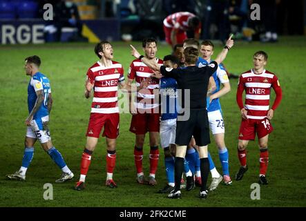 I giocatori di Peterborough United e Doncaster Rovers circondano l'arbitro Scott Oldham durante la partita Sky Bet League One al Weston Homes Stadium di Peterborough. Data immagine: Martedì 27 aprile 2021. Foto Stock