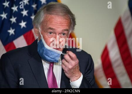 Washington, Stati Uniti d'America. 27 Apr 2021. Il senatore degli Stati Uniti ed Markey (democratico del Massachusetts) offre osservazioni in seguito al pranzo del Senato democratico nel palazzo degli uffici del Senato di Hart a Washington, DC, martedì, aprile, 27, 2021. Credit: Rod Lamkey/CNP/Sipa USA Credit: Sipa USA/Alamy Live News Foto Stock