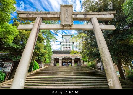 Santuario di Oyama, un santuario della religione shinto a Kanazawa, Giappone. Questa è la porta principale di Torii con un gran numero di scalini da salire. Foto Stock